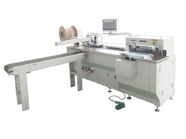 Inline automatický vázací stroj s vyrážením děr