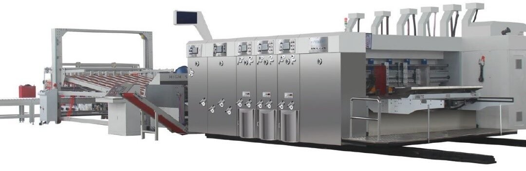 Kartonážní linka s automatickým nakladačem flexotiskem, slottovací jednotkou, tvarovým výsekem a vykladačem